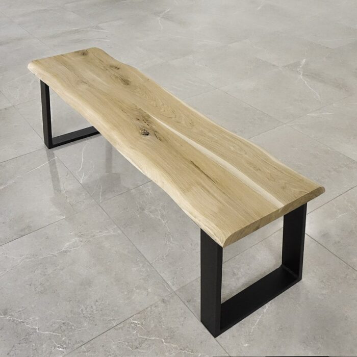 Bordsskiva-Wood-1-Obehandlad1.jpg Träbänk med metallben på stengolv.