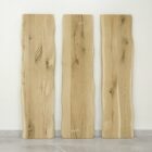 Tre träplankor mot en vit bakgrund.