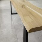 Träbord med metallben på klinkergolv