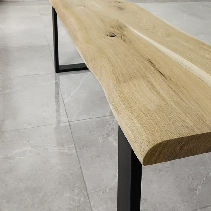 Bordsskiva-Wood-1-Obehandlad2.jpg Träbord med metallben på klinkergolv