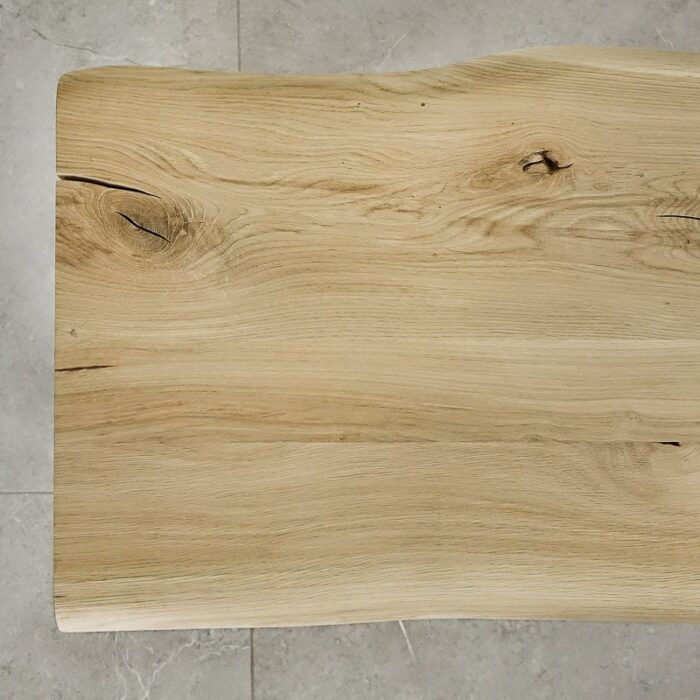 Bordsskiva-Wood-1-Obehandlad5.jpg Träbord med naturliga ådringar och kvistar.