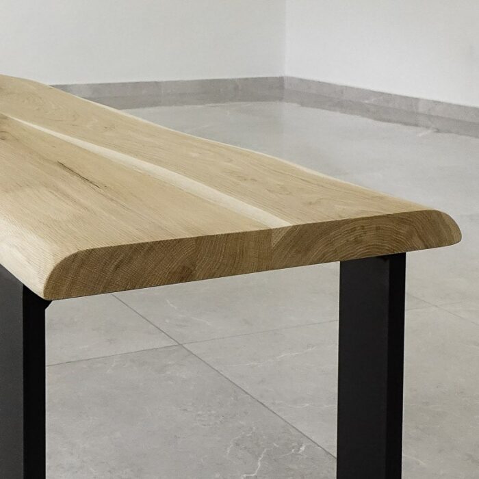 Bordsskiva-Wood-1-Obehandlad6.jpg Närbild av ett träbord med metallben.