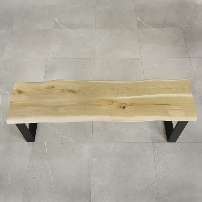 Bordsskiva-Wood-1-Obehandlad8.jpg Träbänk med metallben på stengolv.