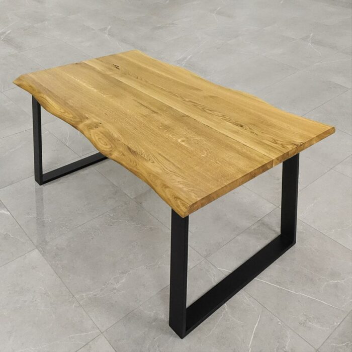 Bordsskiva-Wood-2-Grundoljad-1.jpg Rektangulärt träbord med svarta metalldetaljer.