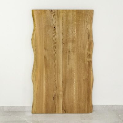 Rustik bordsskiva i trä mot vägg.