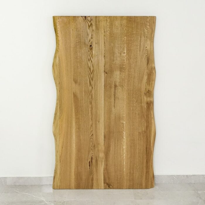 Bordsskiva-Wood-2-Grundoljad-10.jpg Rustik bordsskiva i trä mot vägg.