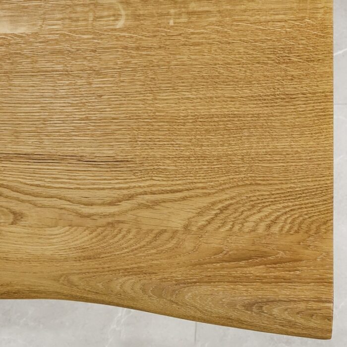 Bordsskiva-Wood-2-Grundoljad-6.jpg Närbild av trämönster på bordsskiva i ek.