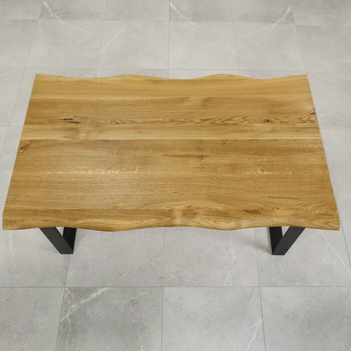 Bordsskiva-Wood-2-Grundoljad-9.jpg Rektangulärt träbord med mörka metallben.