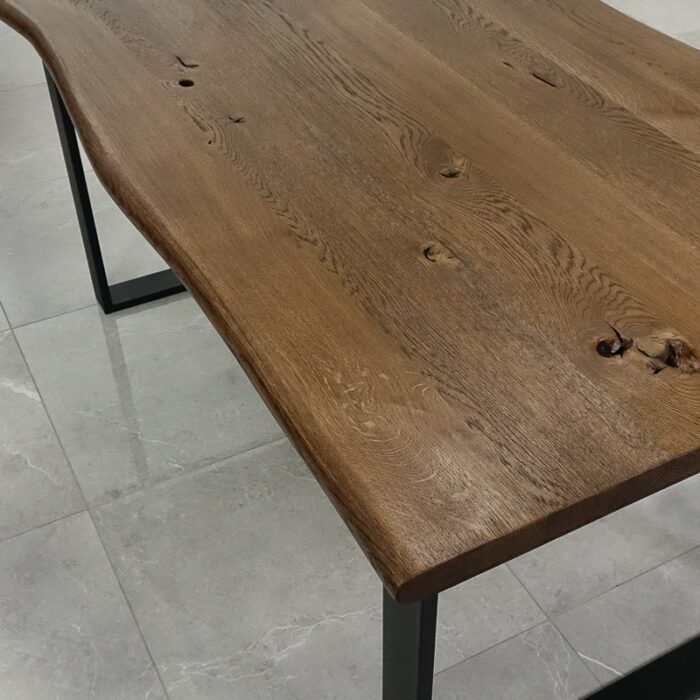 Bordsskiva-Wood-2-Grundoljad-Brun2.jpg Träbord med stålben på kaklat golv.