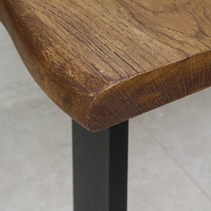 Bordsskiva-Wood-2-Grundoljad-Brun4.jpg Närbild av träbordshörn med metallben.