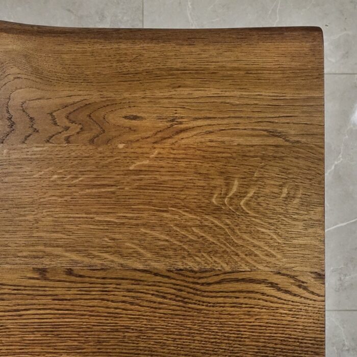 Bordsskiva-Wood-2-Grundoljad-Brun5.jpg Närbild av träyta med ådring