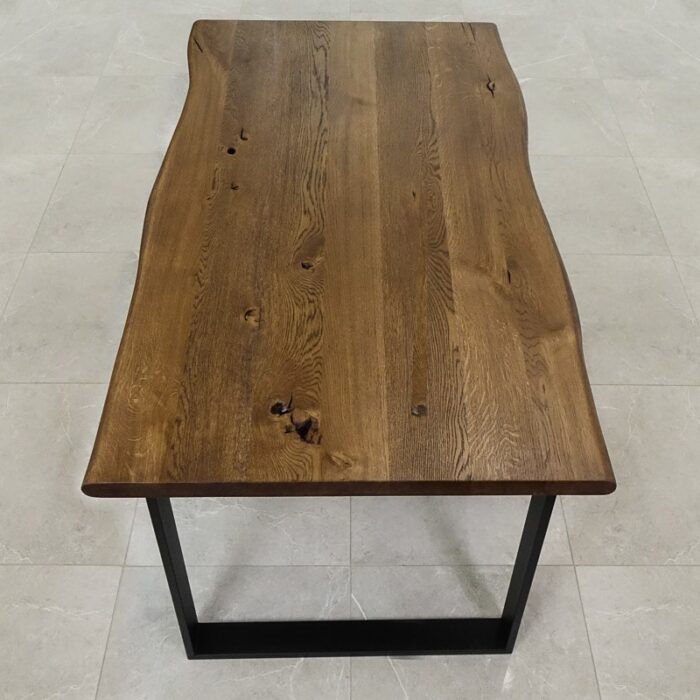 Bordsskiva-Wood-2-Grundoljad-Brun8.jpg Träbord med naturlig kant och metallben