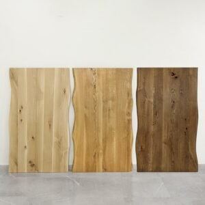 Tre träpaneler i ljusa och mörka nyanser.