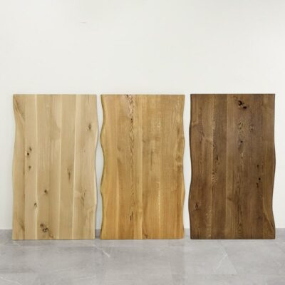 Tre träpaneler i ljusa och mörka nyanser.