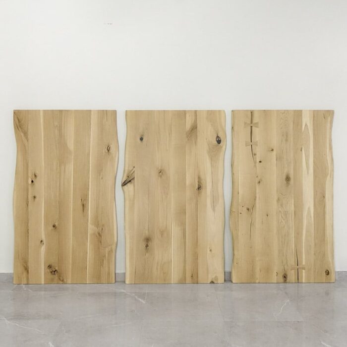 Bordsskiva-Wood-2-Obehandlad11.jpg Tre obehandlade träpaneler mot vit vägg