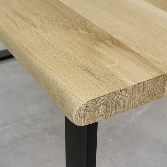 Bordsskiva-Wood-2-Obehandlad4.jpg Närbild av träbord med metallben