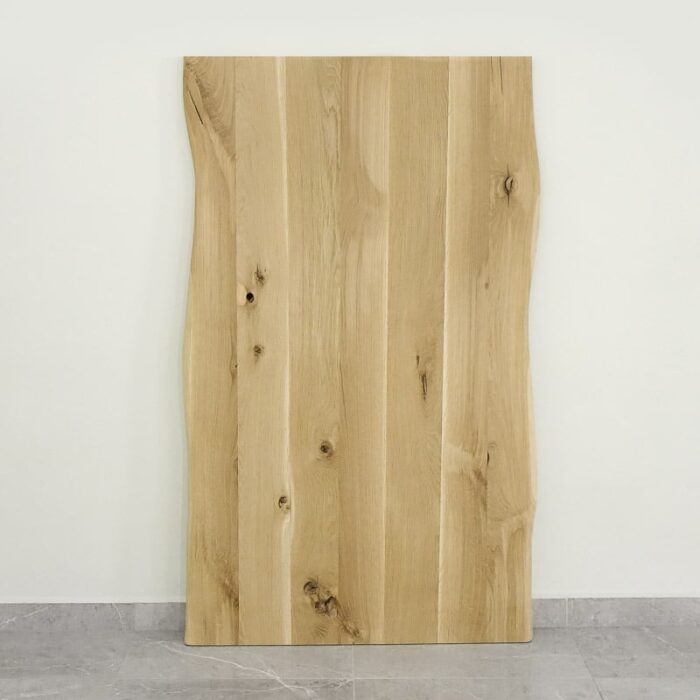Bordsskiva-Wood-2-Obehandlad9.jpg Träskiva med naturliga ådringar och kvistar.