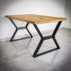 Träbord med svarta metallben i rum