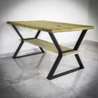 Träbord med metallben i modern design