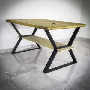 Träbord med metallben i modern design