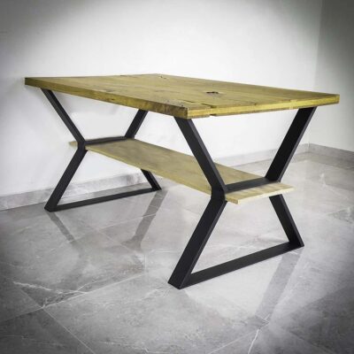 Träbord med metallben i modern design