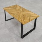 Modern träbord på stenplattor