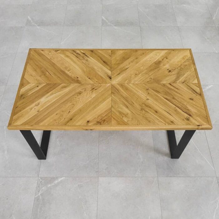 Fishbone-Grundoljad-10.jpg Träbord med sicksackmönster på keramisk golvplatta.