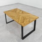 Rektangulärt träbord med metallben på kakelgolv.