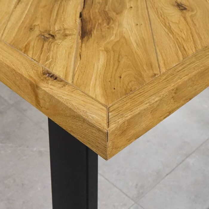 Fishbone-Grundoljad-3.jpg Närbild av träbordshörna med svart ben.