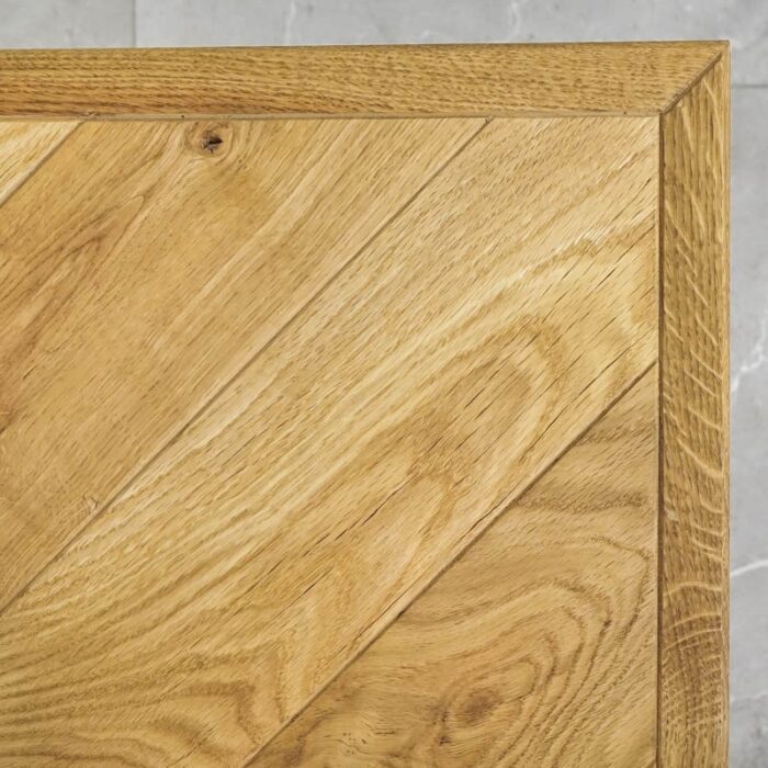 Fishbone-Grundoljad-6.jpg Närbild av trämönster på bordsskiva.