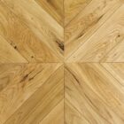 Fiskbensparkett i ljust trä.