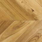 Parkettgolv i fiskbensmönster med ekträ