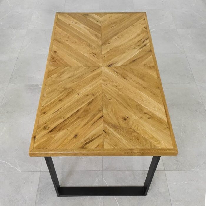 Fishbone-Grundoljad-9.jpg Träbord med fiskbensmönster och metallben.