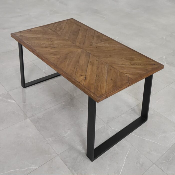 Fishbone-Grundoljad-Brun1.jpg Rektangulärt träbord på klinkergolv.