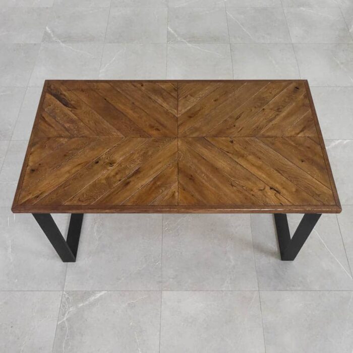 Fishbone-Grundoljad-Brun10.jpg Träbord med fiskbensmönster och metallben.