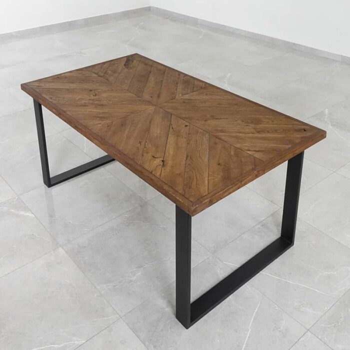 Fishbone-Grundoljad-Brun13.jpg Rektangulärt träbord med metallben.