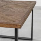 Modern träbord med metallben