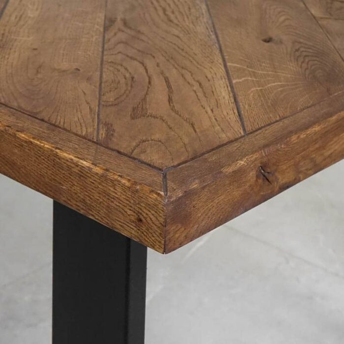 Fishbone-Grundoljad-Brun3.jpg Träbord med metallben