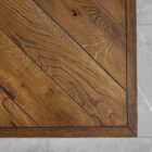 Närbild av träbord med diagonal mönstring.