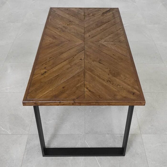 Fishbone-Grundoljad-Brun9.jpg Träbord med fiskbensmönster och metallben.