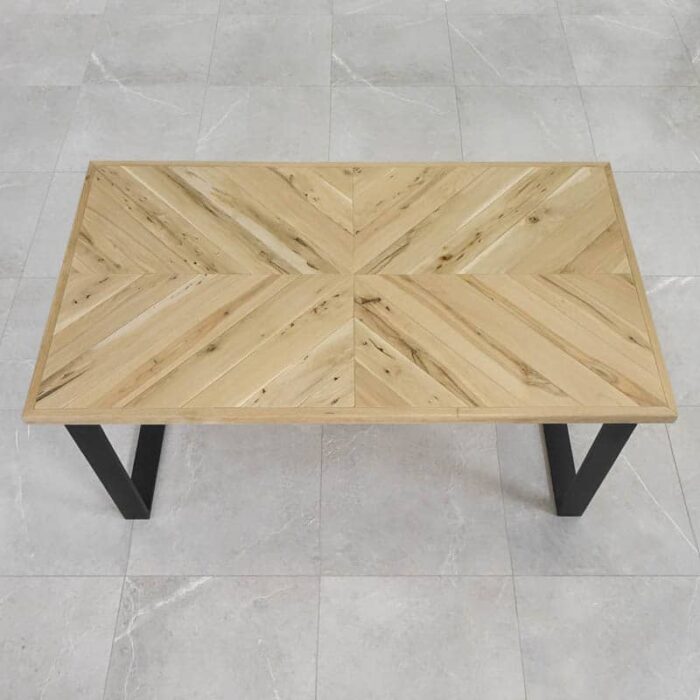 Fishbone-Obehandlad10.jpg Rektangulärt soffbord av trä och metallben.