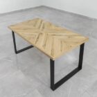 Träbord med svarta metallben på kaklat golv.