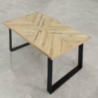 Rektangulärt träbord med svarta ben