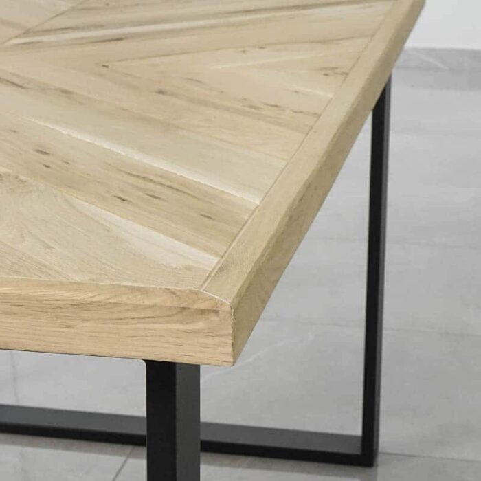 Fishbone-Obehandlad2.jpg Träbord med svart metallben i närbild.
