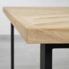 Träbord på svart metallunderrede