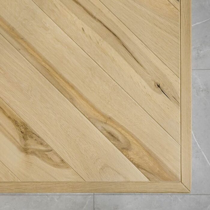 Fishbone-Obehandlad5.jpg Träplanka och kaklad yta i hörnet