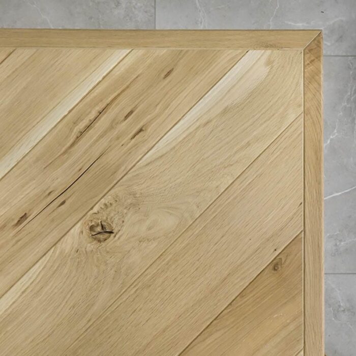 Fishbone-Obehandlad6.jpg Träbord med snedställda paneler