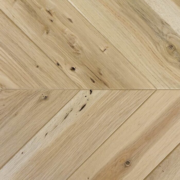 Fishbone-Obehandlad8.jpg Närbild på parkettgolv med fiskbensmönster