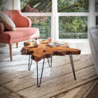 Soffbord av trä i vardagsrum.