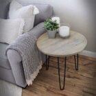 Grå soffa med bord och dekorationer